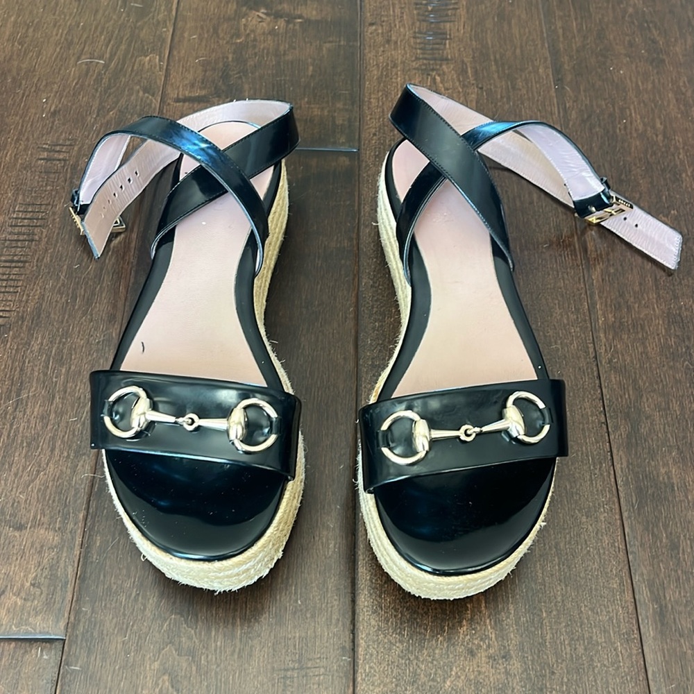 Gucci Platform Straw sandals with signature Gucci buckle